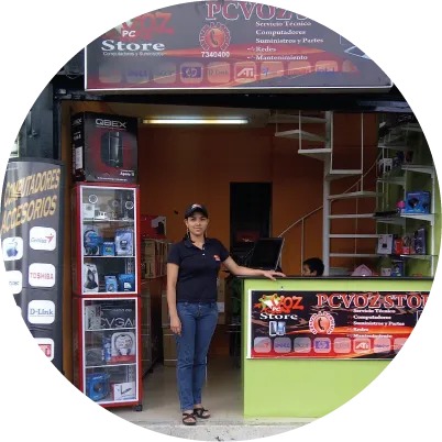 Entrada de Pcvoz Store con vitrina de computadores y accesorios